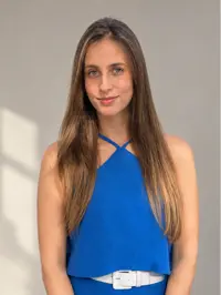 Laura, de blusa azul, sorrindo