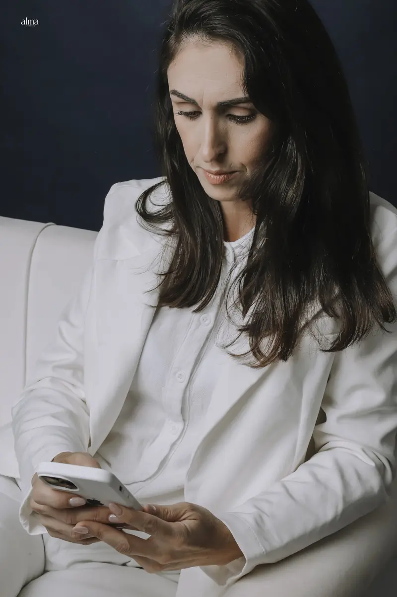 Sílvia, de branco, usando a SIIA no celular