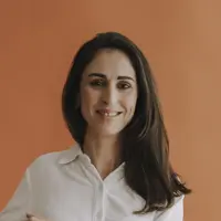 Sílvia, de camisa branca, sorrindo